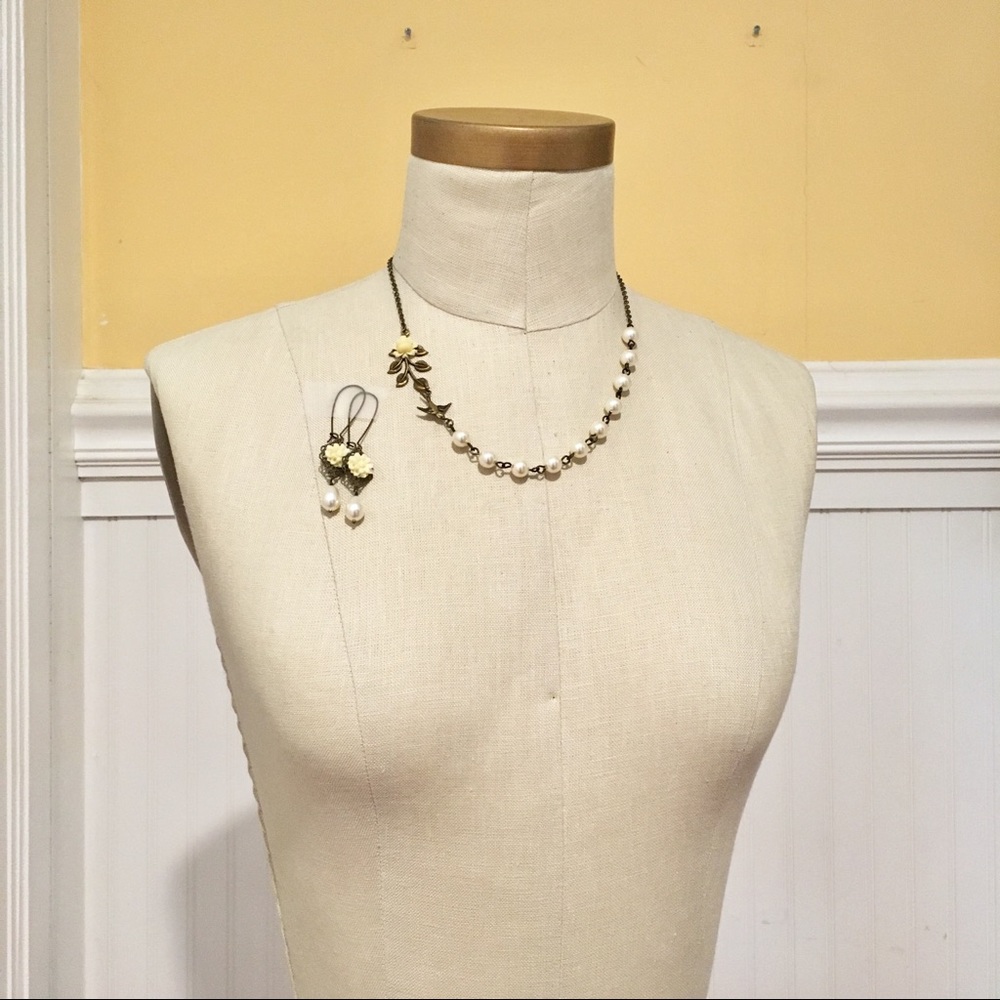 Decorative floral pearl necklace & earring set.